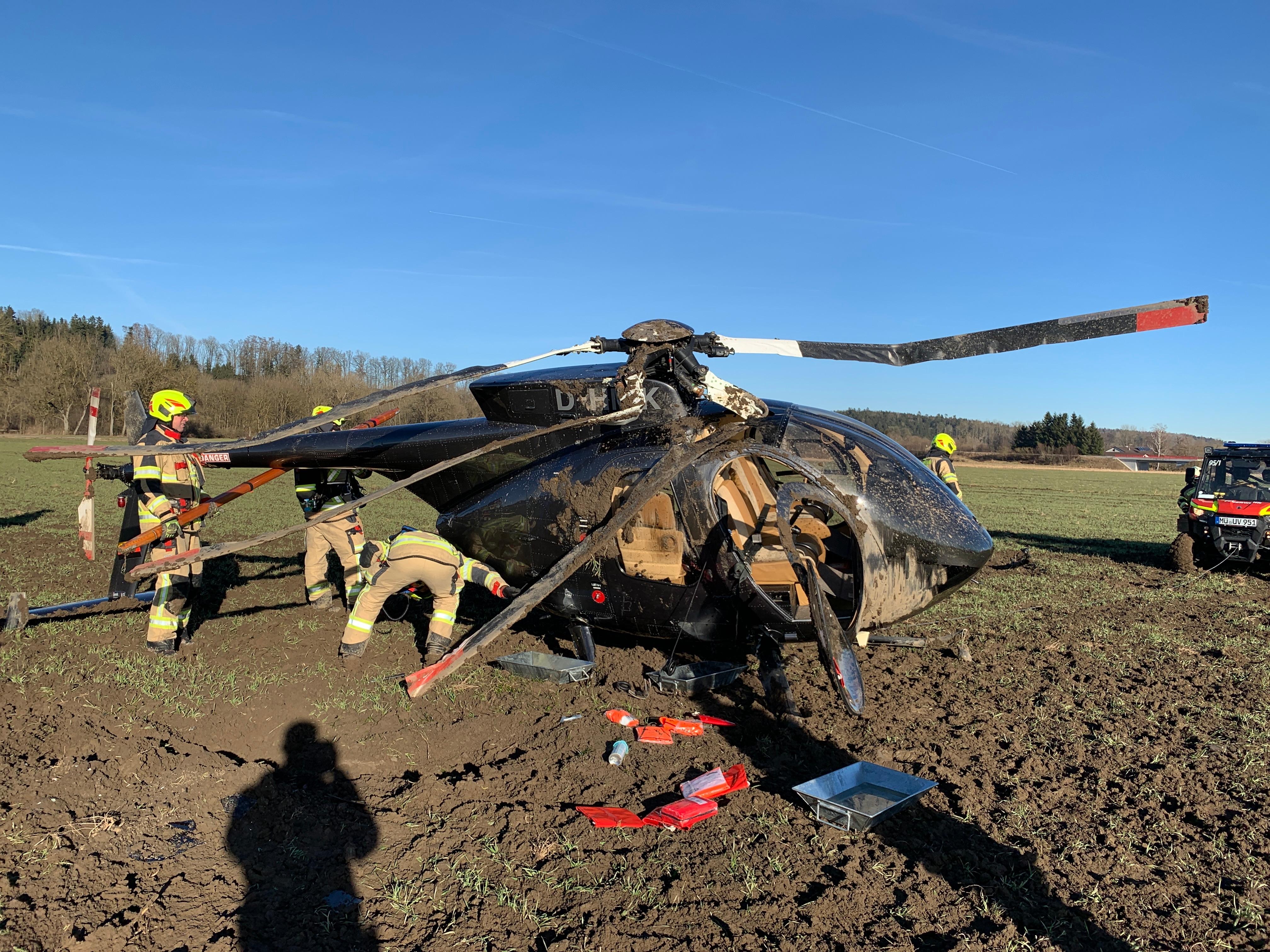 Die Feuerwehr versucht, den verunglückten Hubschrauber wieder aufzustellen. 