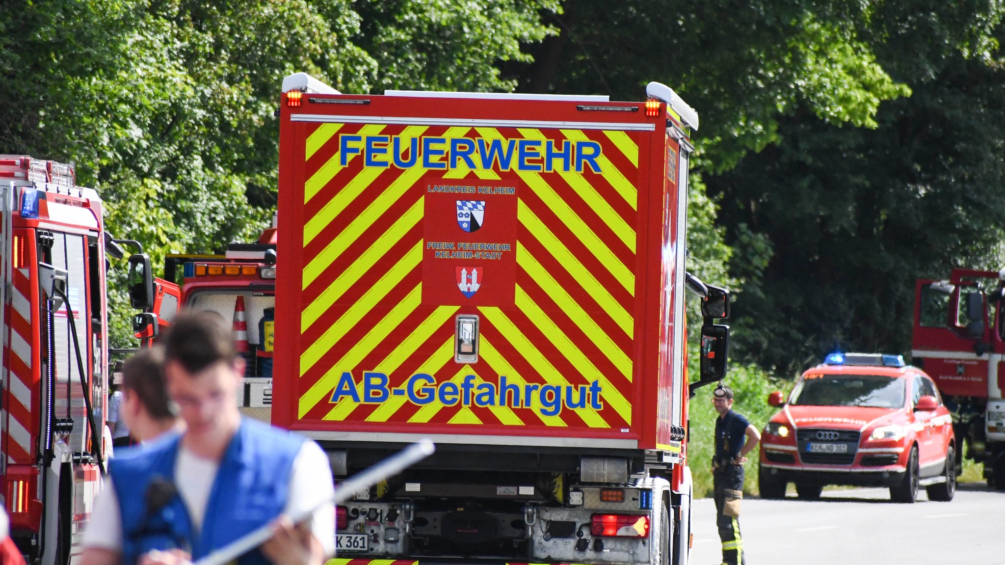 Spezialisten der Feuerwehr am Einsatzort, der B16