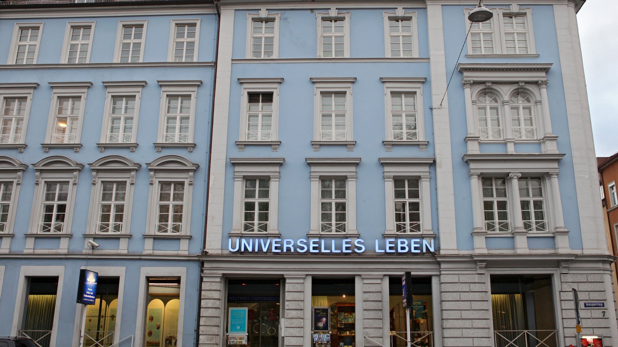 Blick auf den Sitz der Glaubensgemeinschaft "Universelles Leben" in Würzburg