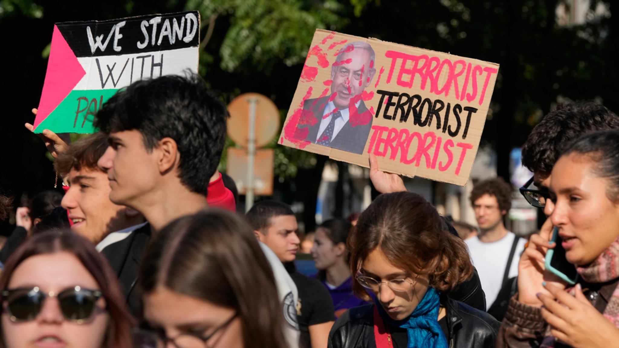 03.10.2025, Italien, Mailand: Pro-palästinensische Demonstranten halten ein Transparent in den Händen, während sie sich zu einem landesweiten Generalstreik versammeln. | Bild: dpa-Bildfunk/Luca Bruno 03.10.2025, Italien, Mailand: Pro-palästinensische Demonstranten halten ein Transparent in den Händen, während sie sich zu einem landesweiten Generalstreik versammeln.