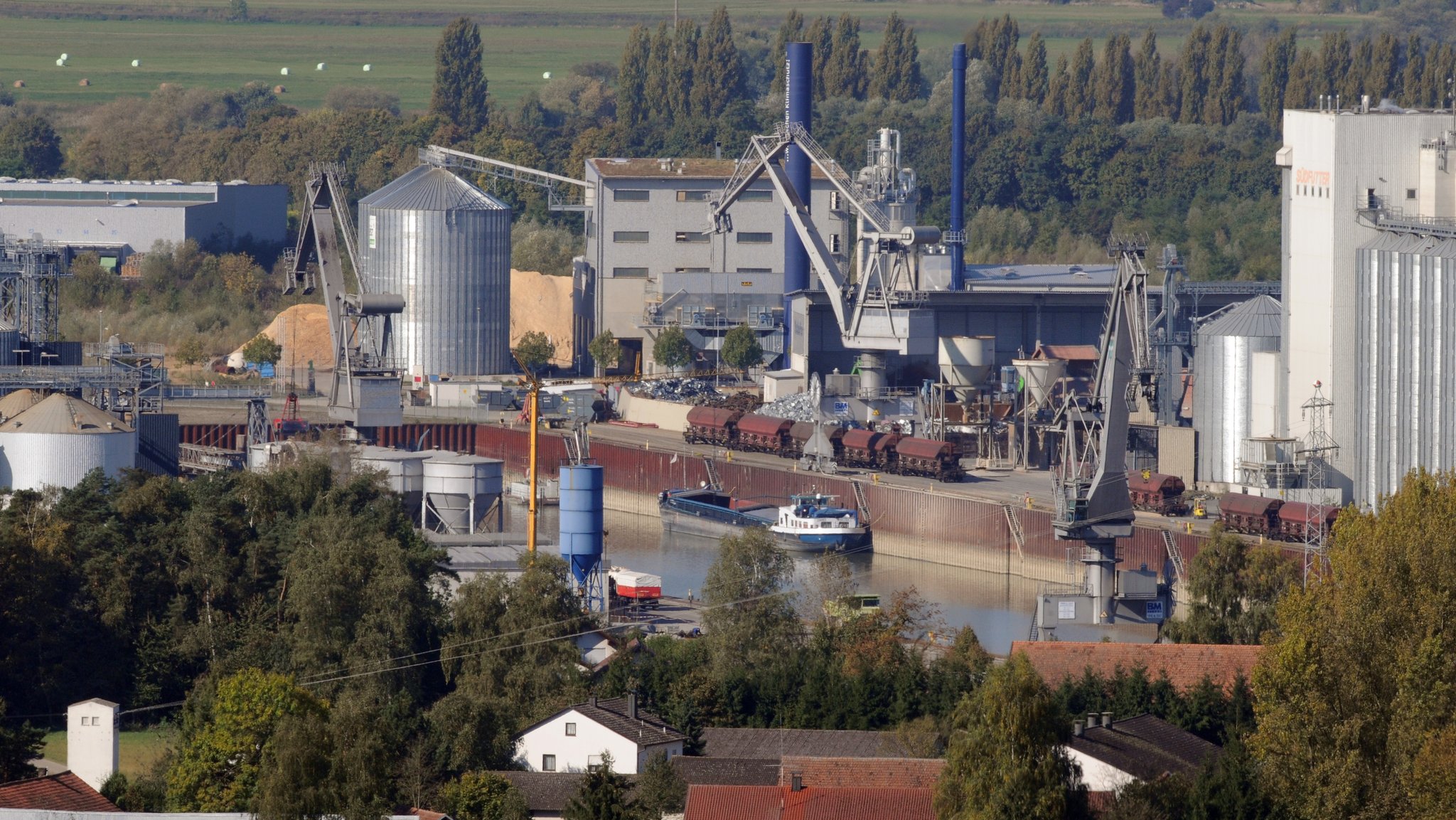 Der Donauhafen in Straubing-Sand mit Silos, Kränen, Güterzügen und Güterschiffen (Archiv)bild)