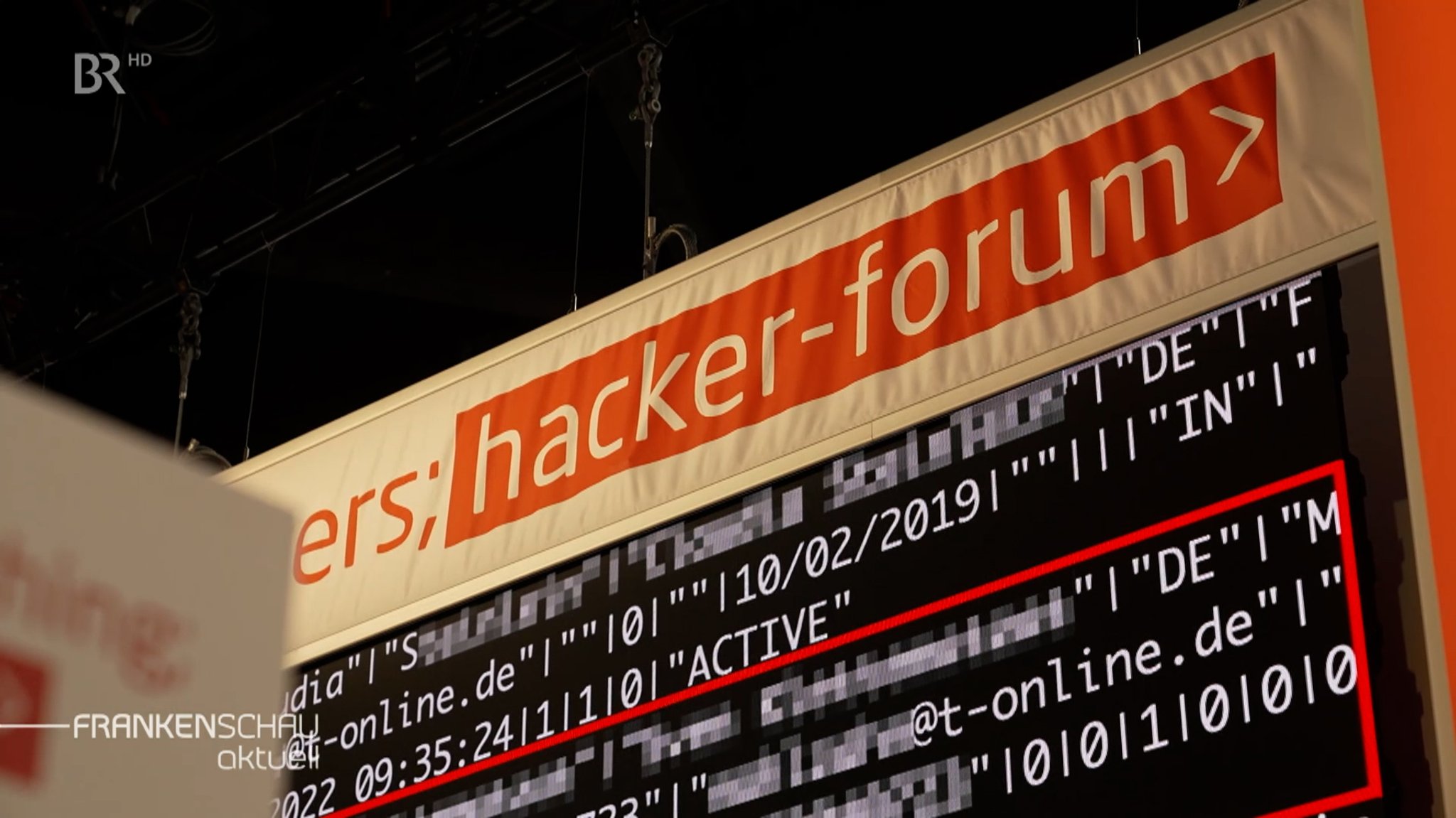 Banner mit der Aufschrift "hacker-forum" auf einer Messe.