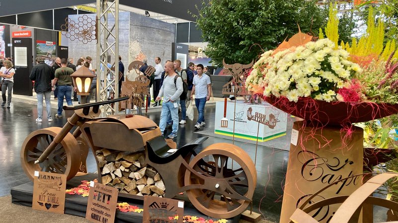 Ein Deko-Motorrad zur Lagerung von Holz und Blumenschmuck auf einer Messe.