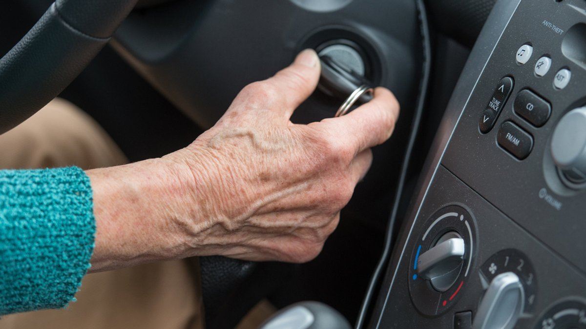 EU-Pläne: Senioren sollen regelmäßig zum Führerschein-TÜV