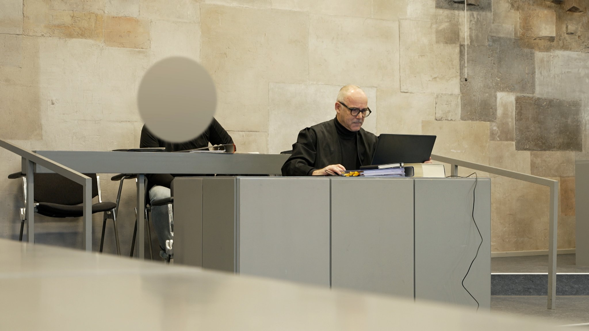 Ein 48-Jähriger Pole stand in Ansbach wegen Mordes vor Gericht. | Bild: BR24/Annika Svitil Ein 48-Jähriger Pole stand in Ansbach wegen Mordes vor Gericht.