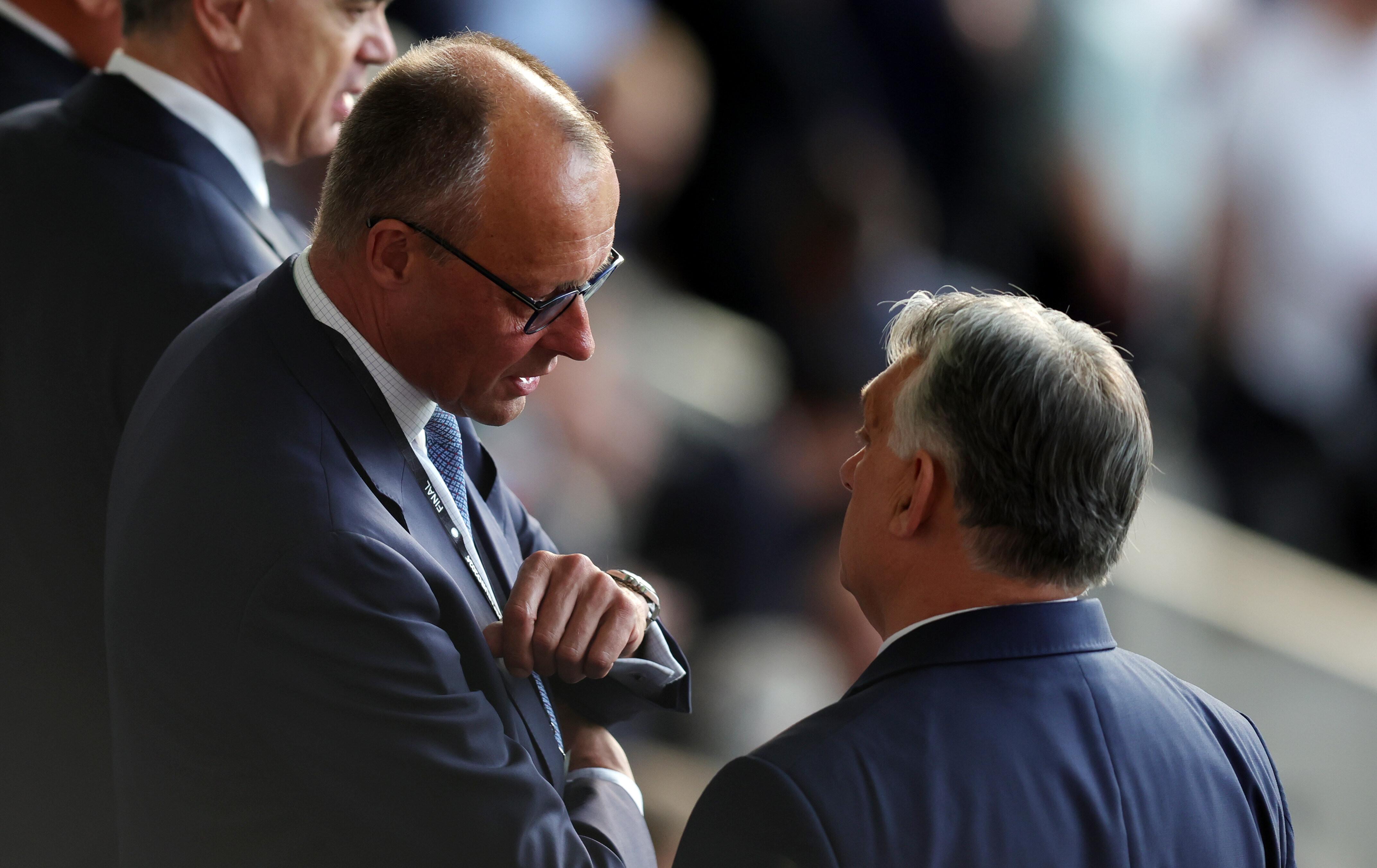 (Archivbild) Bundeskanzler Friedrich Merz spricht mit Ungarns Ministerpräsidenten Viktor Orbán