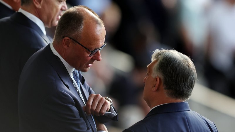 (Archivbild) Bundeskanzler Friedrich Merz spricht mit Ungarns Ministerpräsidenten Viktor Orbán | Bild: picture alliance / sampics / Christina Pahnke | Christina Pahnke (Archivbild) Bundeskanzler Friedrich Merz spricht mit Ungarns Ministerpräsidenten Viktor Orbán