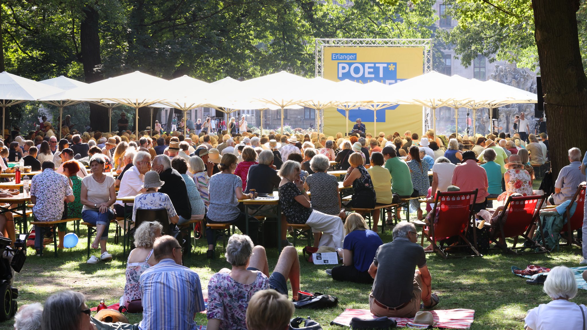 Erlanger Schlosspark: das Erlanger Poet*innenfest 2024