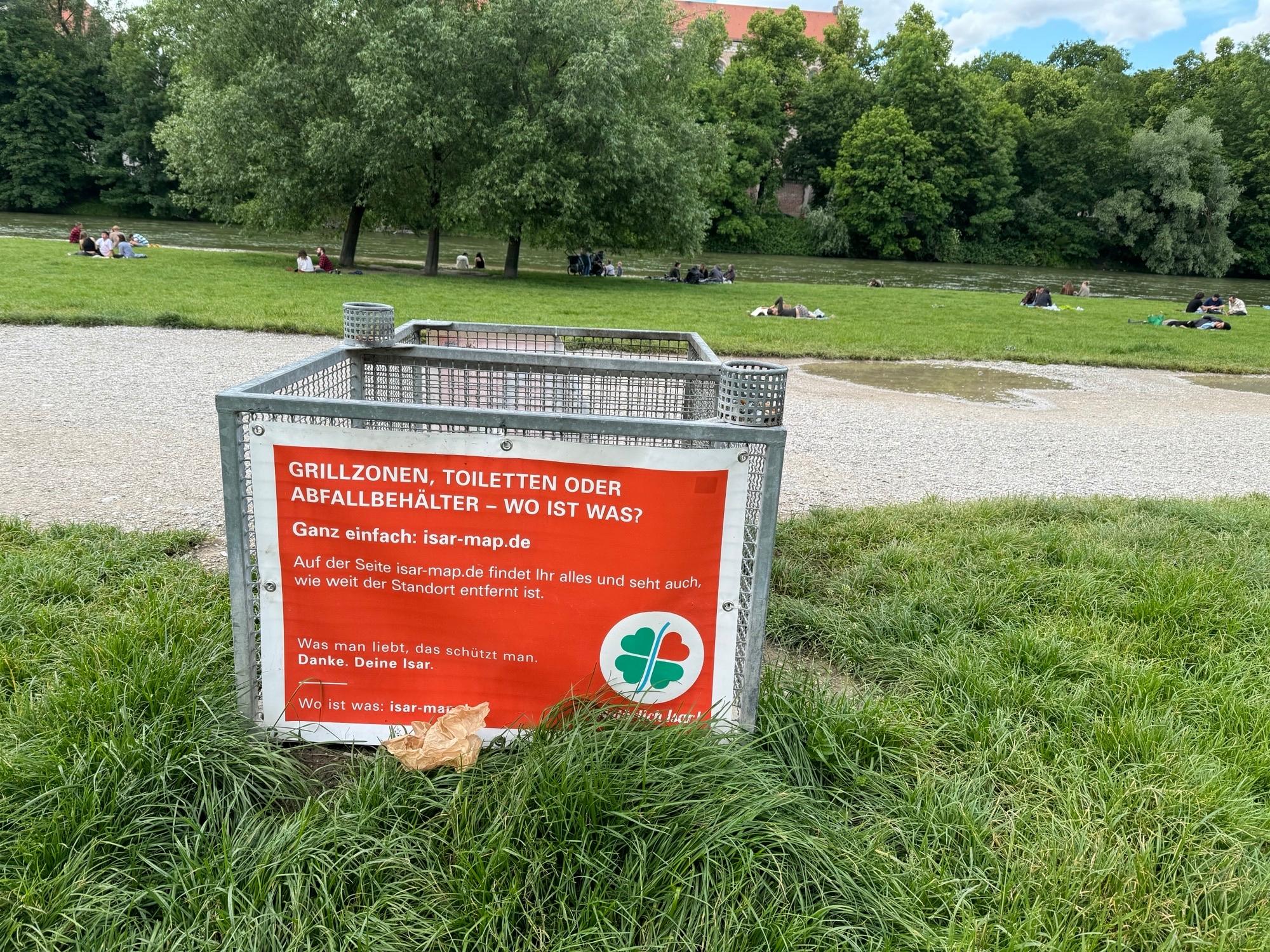 An der Isar in München stehen viele Müllkörbe und Container. An einem schönen Wochenende fallen knapp 4 Mio. Tonnen Müll allein an der Isar an. 