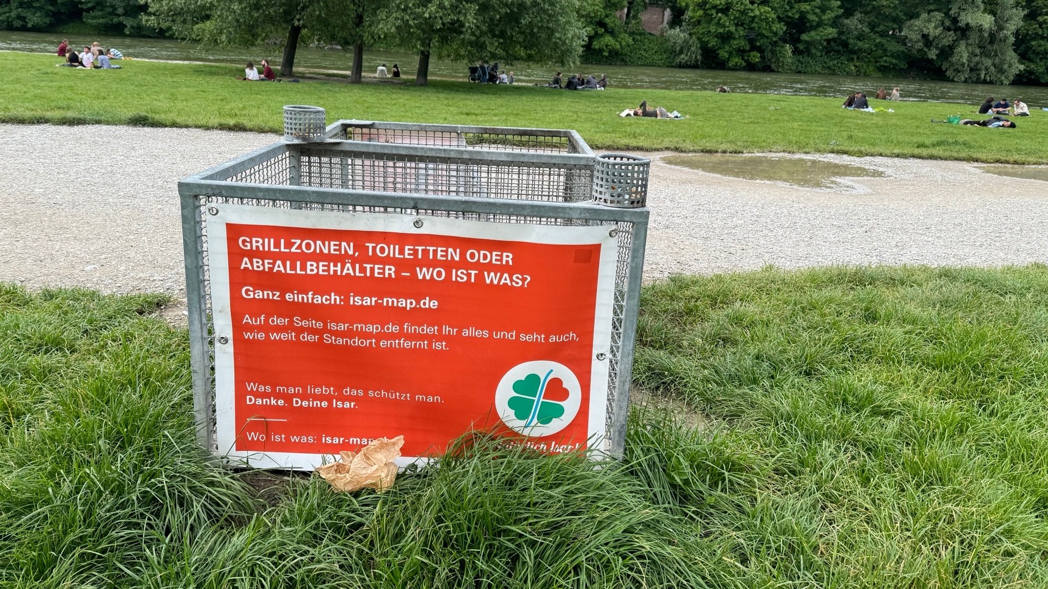 An der Isar in München stehen viele Müllkörbe und Container. An einem schönen Wochenende fallen knapp 4 Mio. Tonnen Müll allein an der Isar an. 