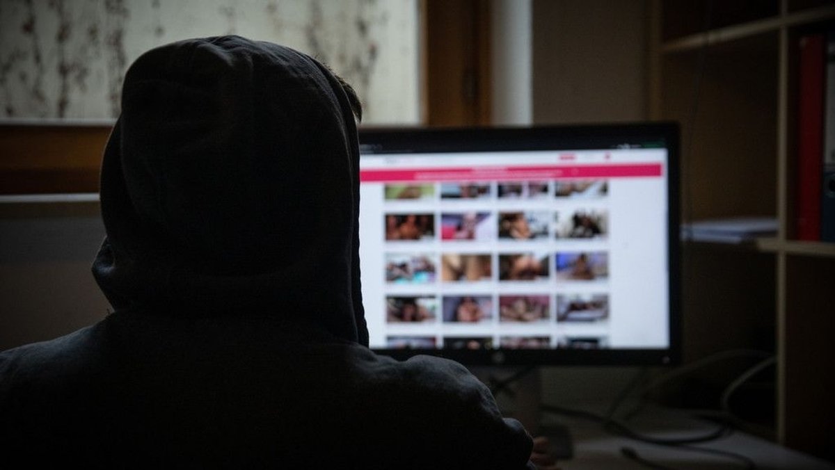 Eine Person konsumiert Kinderpornografie im Internet (Symbolbild)