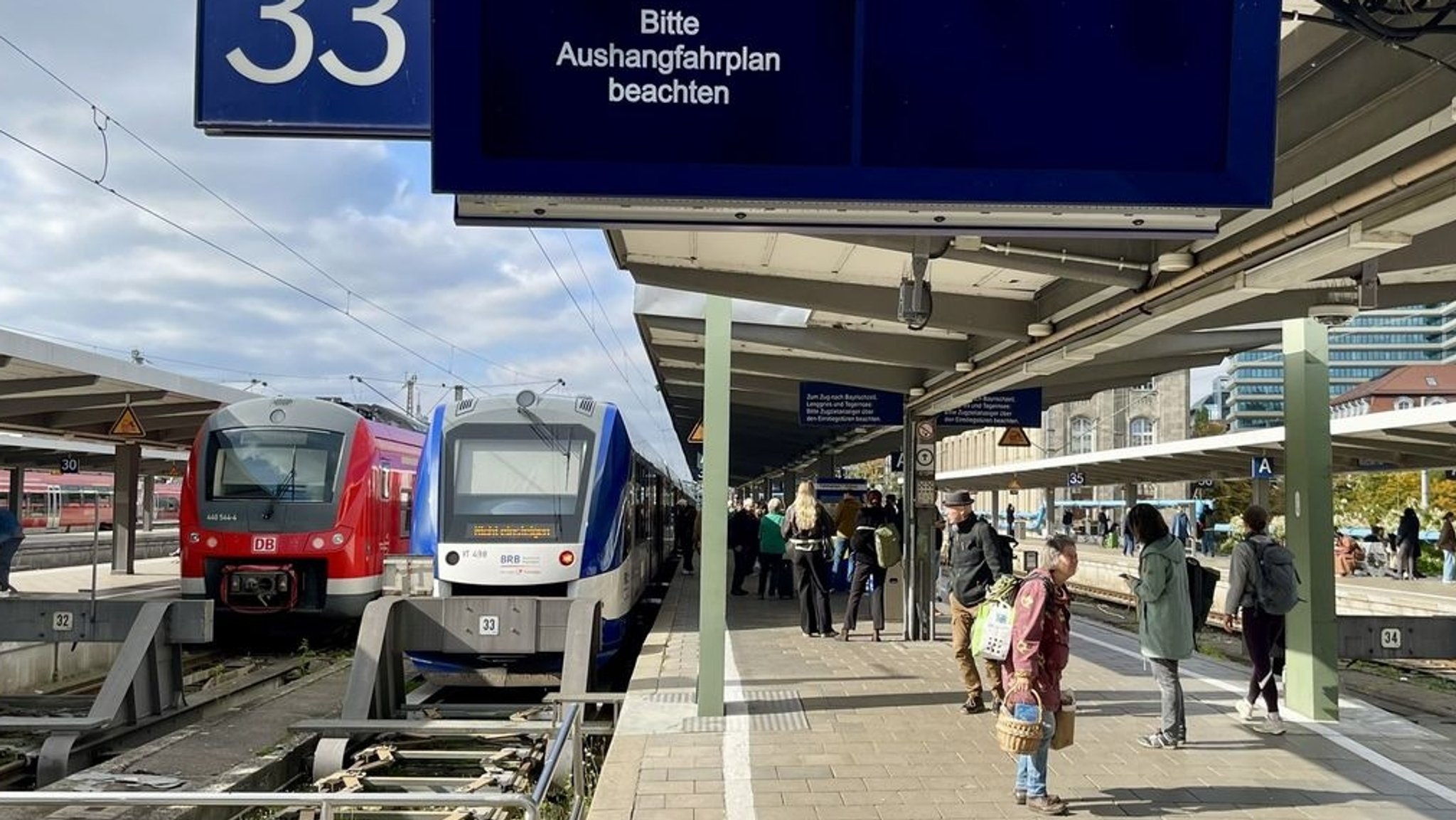 Ein Zughinweis am Münchner Hauptbahnhof. | Bild: dpa-Bildfunk/Carsten Hoefer Ein Zughinweis am Münchner Hauptbahnhof.