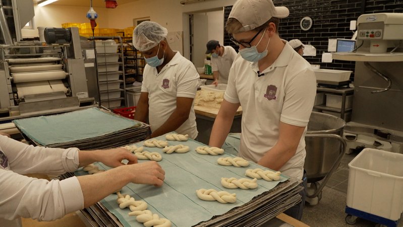 In den meisten Bäckereien wird nachts gearbeitet. Doch jetzt hat ein niederbayerischer Bäcker auf Tagschicht umgestellt. Das soll den Beruf vor allem für junge Leute wieder attraktiv machen, denn Nachwuchs ist Mangelware.