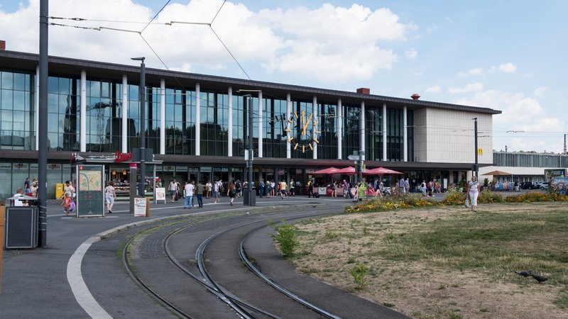 Der Platz vor dem Würzburger Hauptbahnhof 