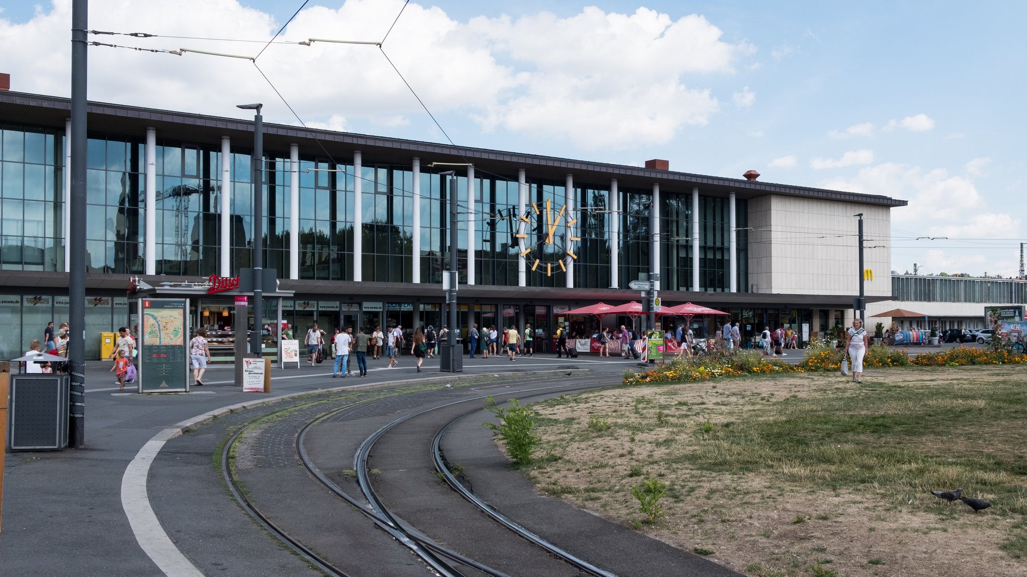 Der Platz vor dem Würzburger Hauptbahnhof 