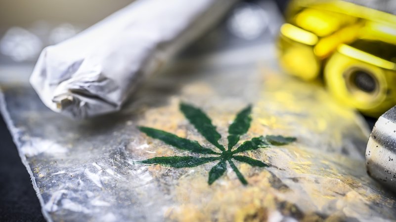 Symbolbild: Joint und Hanftütchen | Bild: picture alliance / CHROMORANGE | Michael Bihlmayer Symbolbild: Joint und Hanftütchen