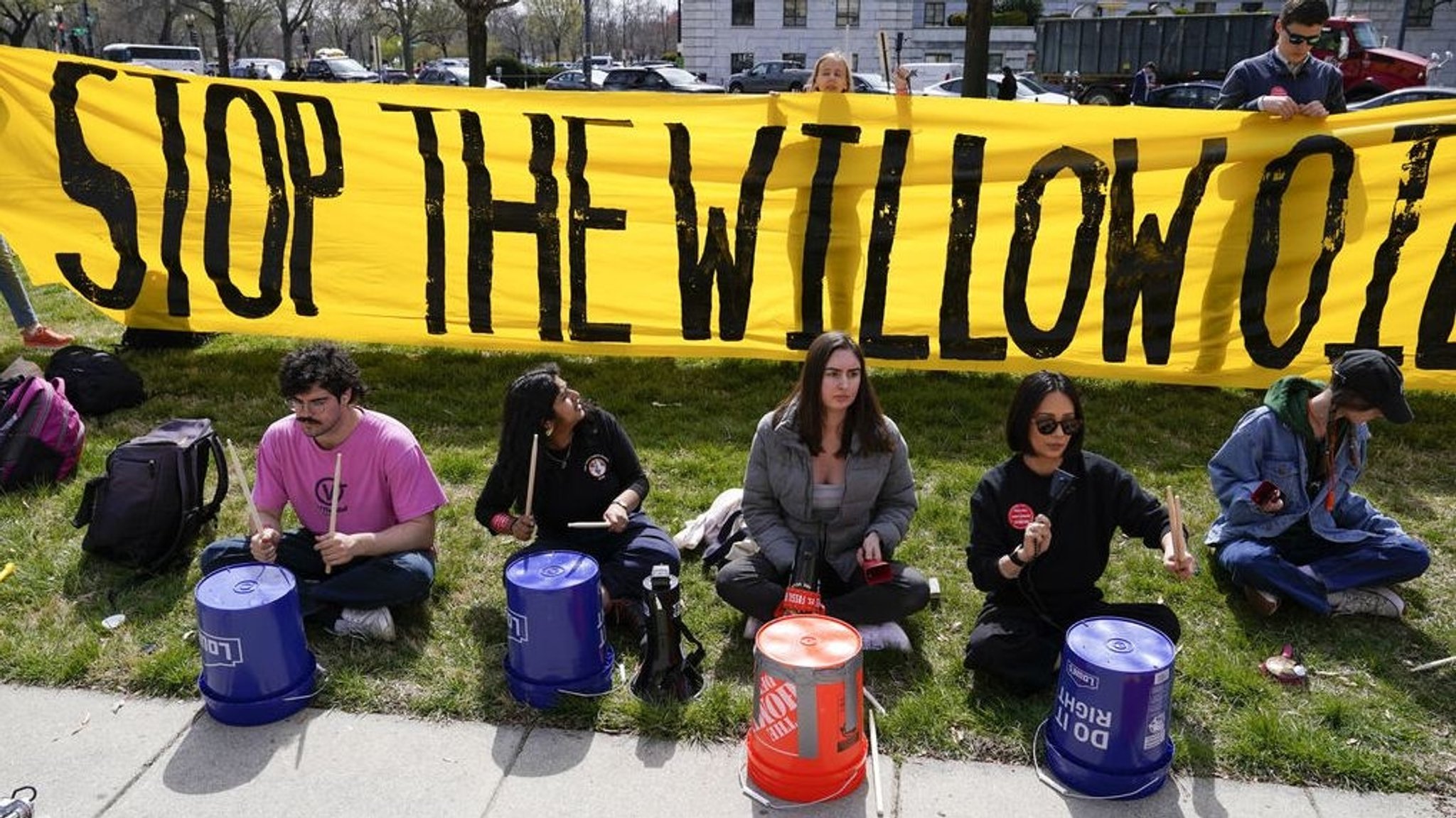 Demonstranten protestieren gegen die Genehmigung des Willow-Ölprojekts | Bild: dpa-Bildfunk/Patrick Semansky Demonstranten protestieren gegen die Genehmigung des Willow-Ölprojekts