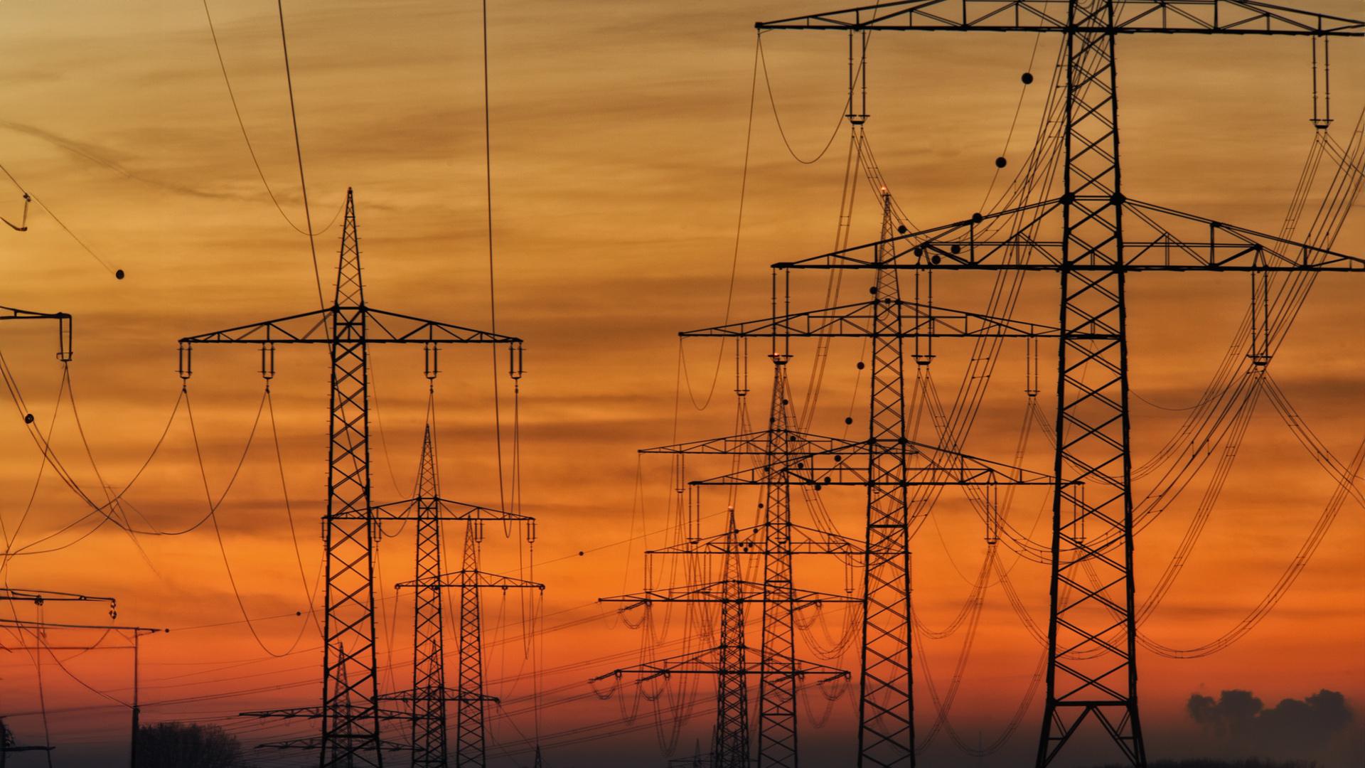 Hochspannungsmasten in der Abendsonne