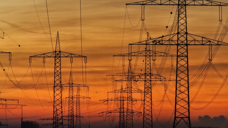 Hochspannungsmasten in der Abendsonne | Bild: Bayerischer Rundfunk 2025 Hochspannungsmasten in der Abendsonne