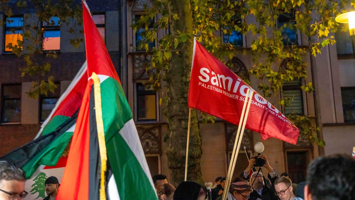 9.10.2023: "Samidoun"-Fahne bei einer Demonstration in Duisburg