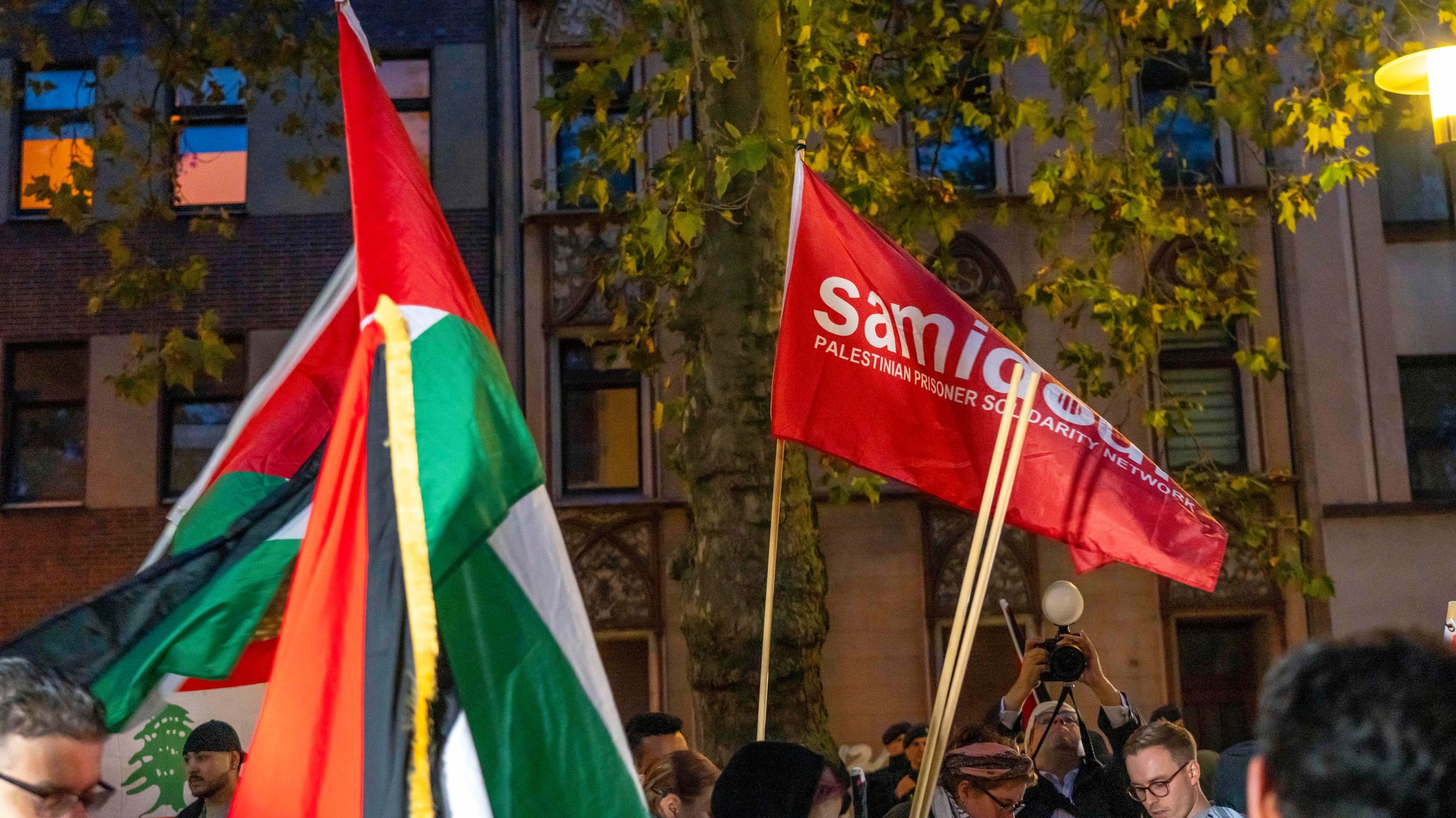 9.10.2023: "Samidoun"-Fahne bei einer Demonstration in Duisburg