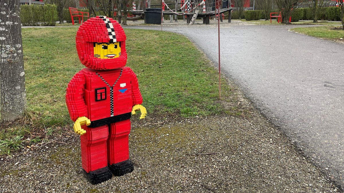 Der Legomann wartet schon auf Gäste aus dem Ausland