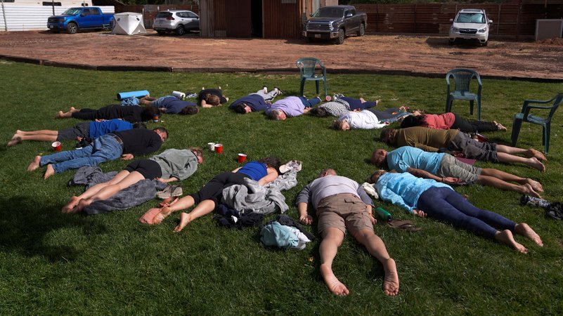 Teilnehmer eines Ayahuasca-Retreats der Hummingbird-Church in Hildale, Utah im Herbst 2022. In den USA gibt es zahlreiche Kirchen, die ihre Trips mit Substanzen als Sakrament bezeichnen. | Bild: picture alliance / ASSOCIATED PRESS | Jessie Wardarski Teilnehmer eines Ayahuasca-Retreats der Hummingbird-Church in Hildale, Utah im Herbst 2022. In den USA gibt es zahlreiche Kirchen, die ihre Trips mit Substanzen als Sakrament bezeichnen.