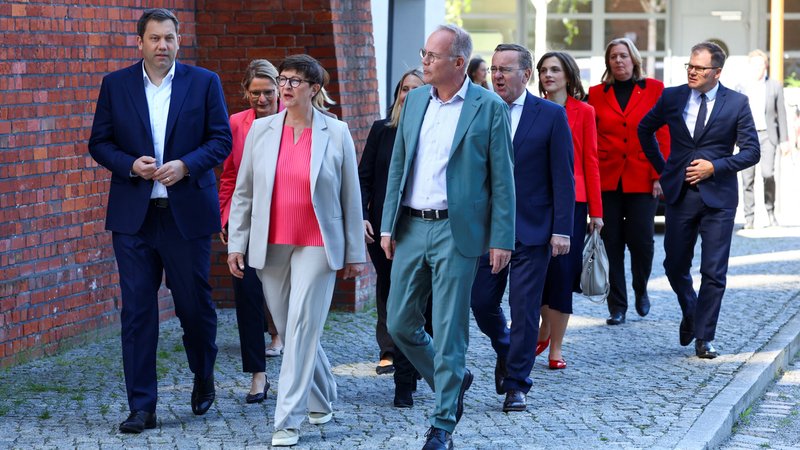 SPD-Parteispitze und Regierungsteam | Bild: Reuters SPD-Parteispitze und Regierungsteam