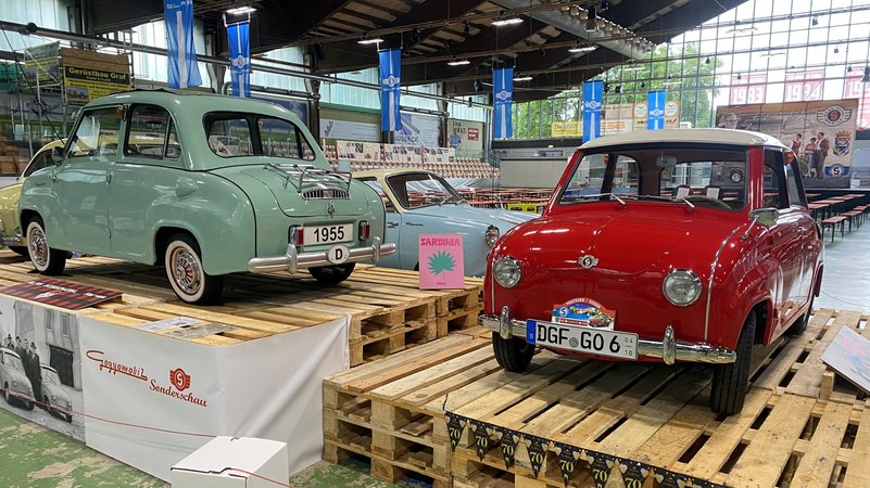 Goggomobile stehen in einer Halle zur Ausstellung. | Bild: BR/Harald Mitterer Goggomobile stehen in einer Halle zur Ausstellung.