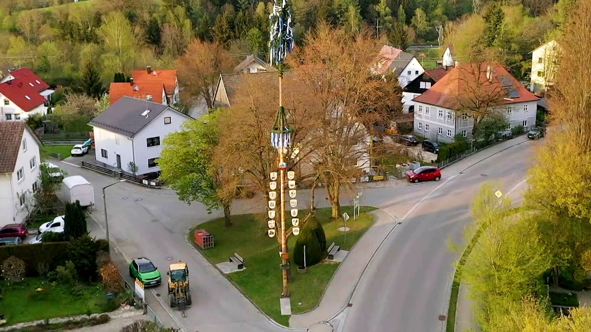 Seine Schnitzereien erzählen Dorfgeschichten: der Maibaum in Freihalden