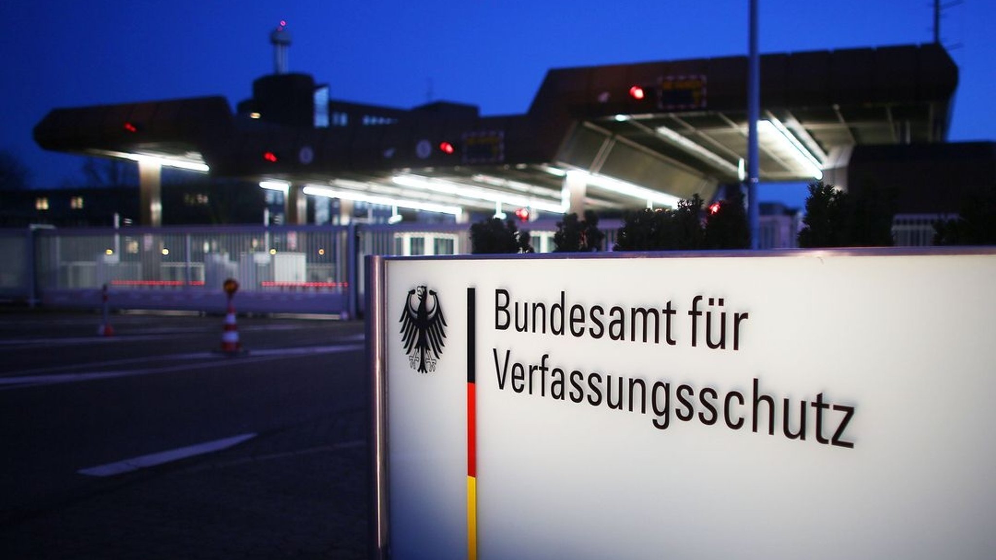 (Symbolbild) Das Bundesamt für Verfassungsschutz. | Bild: dpa-Bildfunk/Oliver Berg (Symbolbild) Das Bundesamt für Verfassungsschutz.
