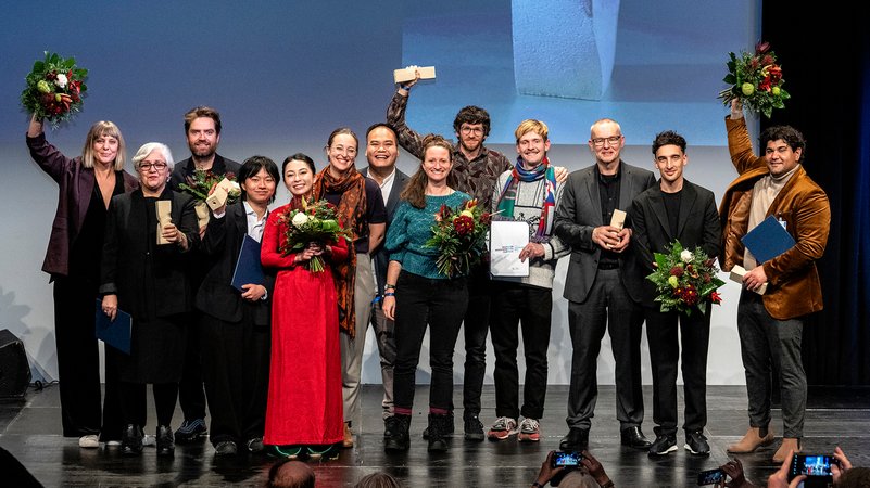 Preisträgerinnen und Preisträger auf der Bühne | Bild: Rudolf Ott/ Deutscher Menschenrechtsfilmpreis Preisträgerinnen und Preisträger auf der Bühne