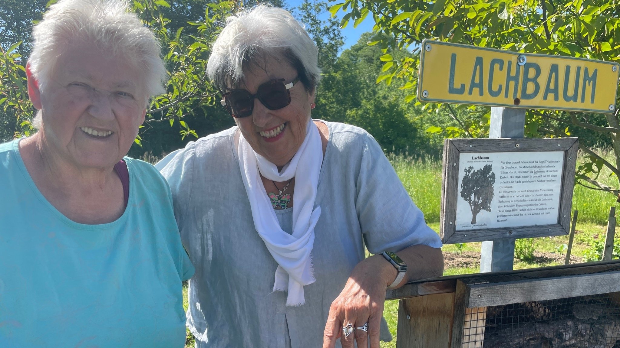 Am Lachbaum vom Gerolsbach treffen sich Senioren zum Lachen.