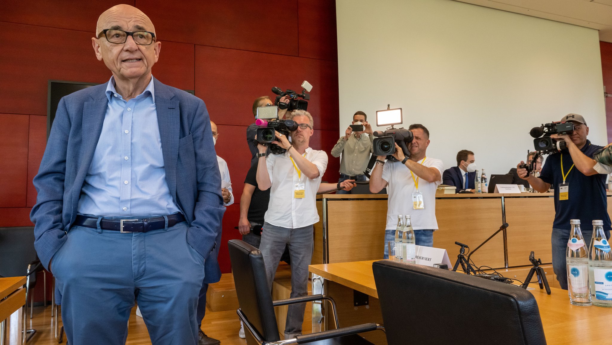 12.05.22: Der CSU-Politiker und Rechtsanwalt Alfred Sauter steht vor einer Sitzung des Maskenausschusses im Bayerischen Landtag an seinem Platz.