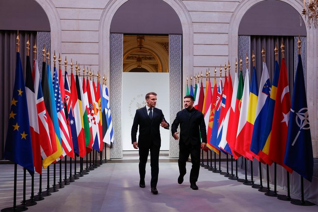 06.01.2026, Frankreich, Paris: Der ukrainische Präsident Wolodymyr Selenskyj (r) und der französische Präsident Emmanuel Macron kommen zum Treffen der "Koalition der Willigen" zur Ukraine im Elysee-Palast. 