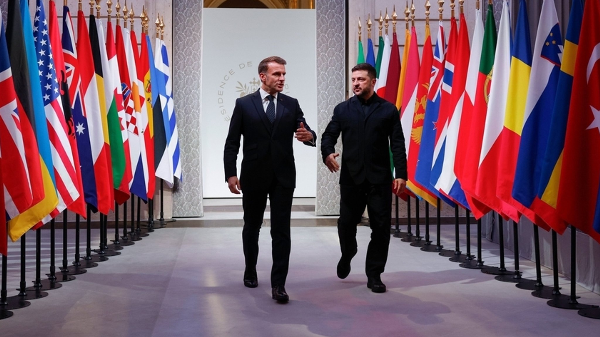 06.01.2026, Frankreich, Paris: Der ukrainische Präsident Wolodymyr Selenskyj (r) und der französische Präsident Emmanuel Macron kommen zum Treffen der "Koalition der Willigen" zur Ukraine im Elysee-Palast. 