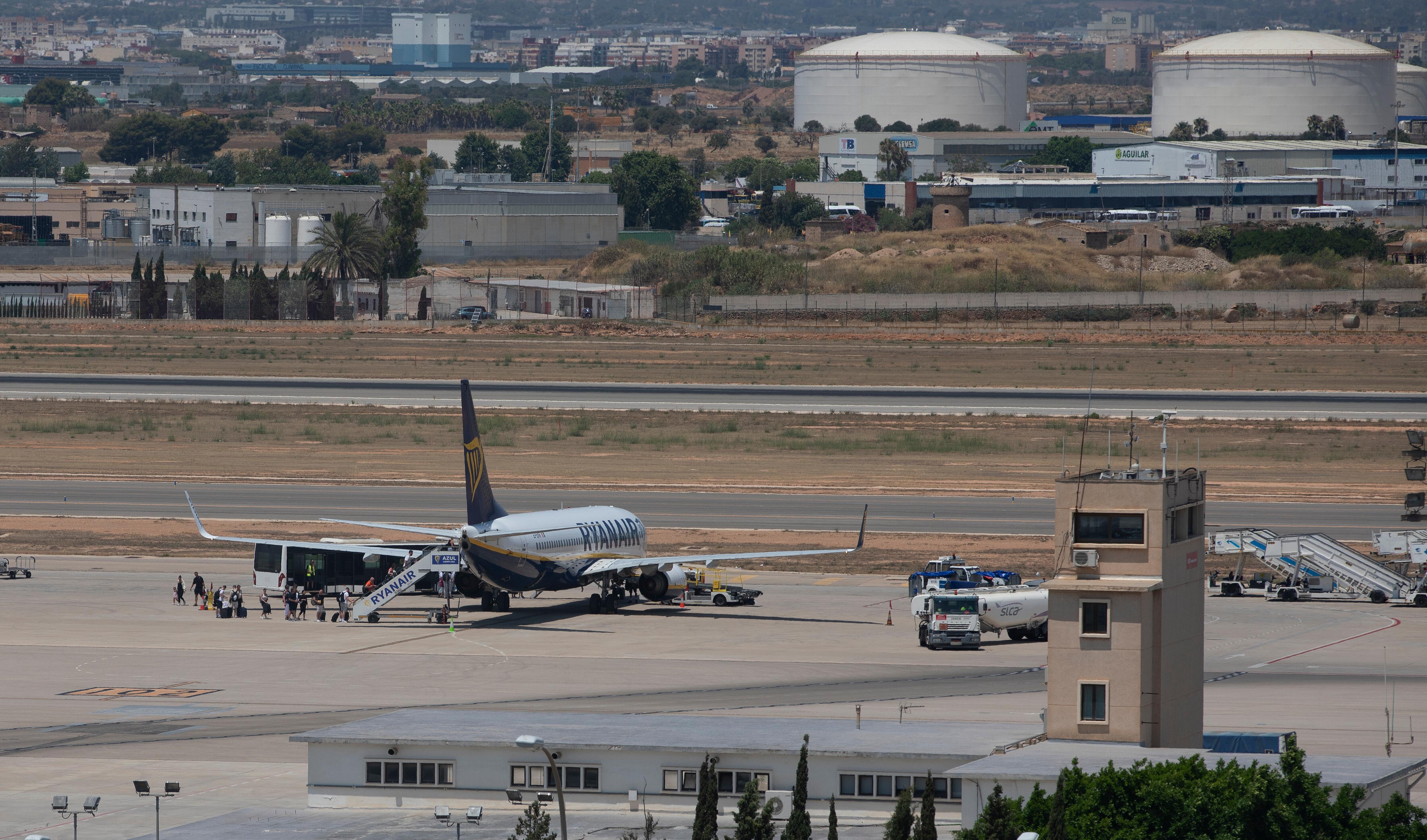 Übersicht über den Flughafens Palma de Mallorca am 5.7.2025. Wegen eines falschen Feueralarms mussten Dutzende Menschen einen Flieger am Flughafen Palma in der Nacht zum Samstag hastig verlassen.
