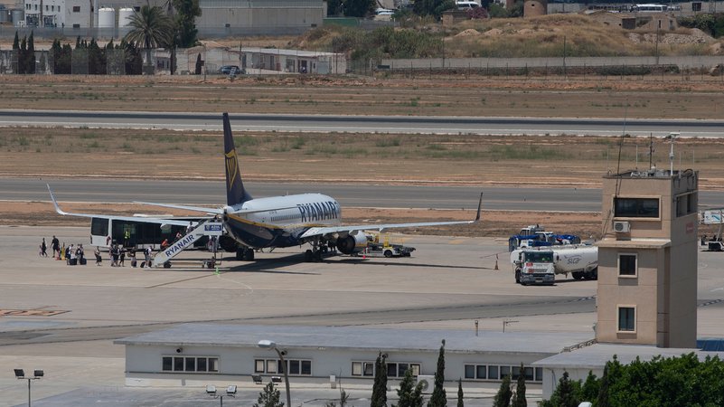 Übersicht über den Flughafens Palma de Mallorca am 5.7.2025. Wegen eines falschen Feueralarms mussten Dutzende Menschen einen Flieger am Flughafen Palma in der Nacht zum Samstag hastig verlassen. | Bild: Bildnachweis picture alliance/dpa | Clara Margais Übersicht über den Flughafens Palma de Mallorca am 5.7.2025. Wegen eines falschen Feueralarms mussten Dutzende Menschen einen Flieger am Flughafen Palma in der Nacht zum Samstag hastig verlassen.