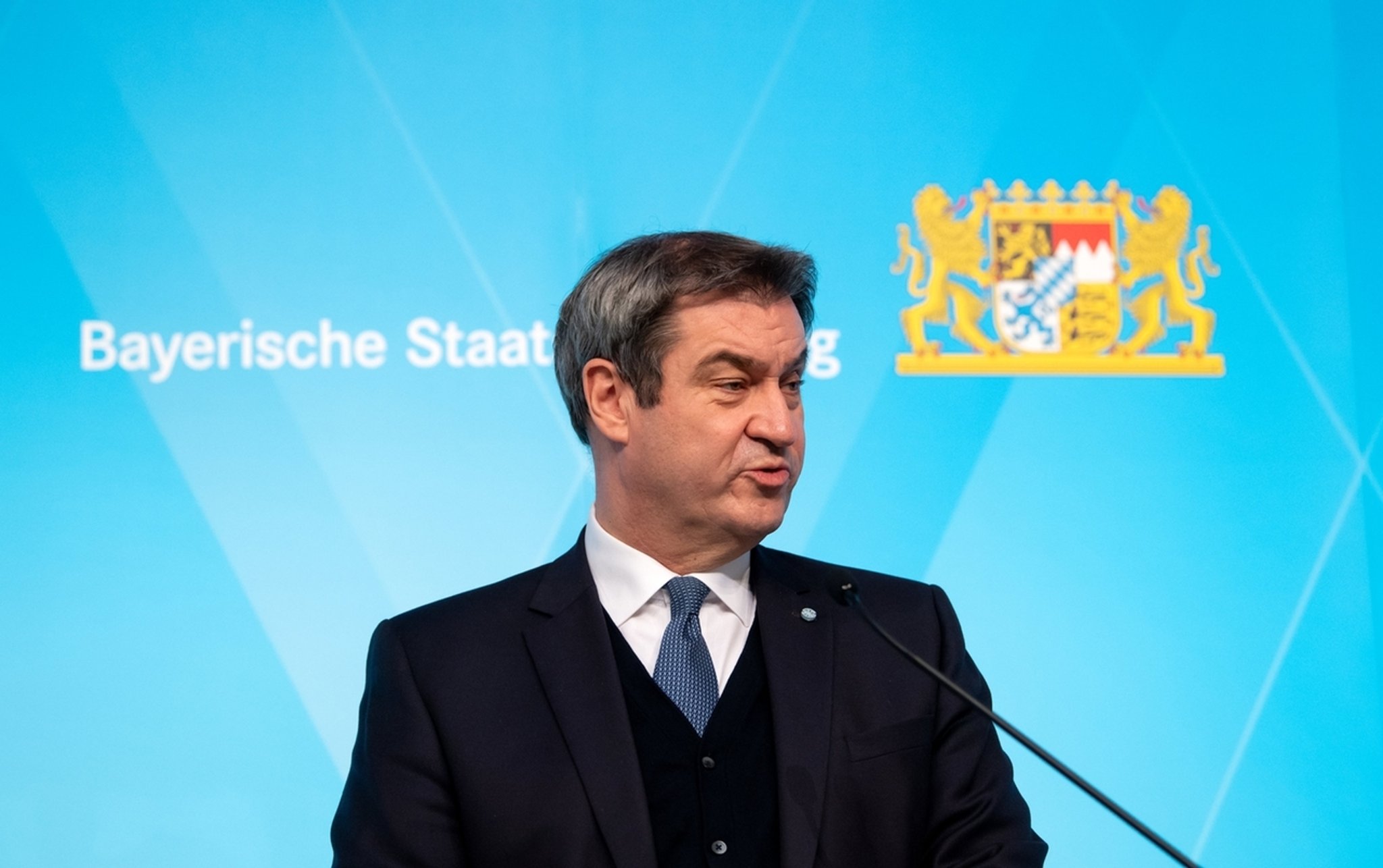 15.02.2022, Bayern, München: Markus Söder (CSU), Ministerpräsident von Bayern, spricht auf einer Pressekonferenz nach der Kabinettssitzung. Einen Tag vor der Bund-Länder-Runde zum künftigen Corona-Kurs hat das bayerische Kabinett bereits eine Fülle von Lockerungen beschlossen. Die Kontaktbeschränkungen für Geimpfte und Genesene entfallen komplett. Foto: Sven Hoppe/dpa +++ dpa-Bildfunk +++