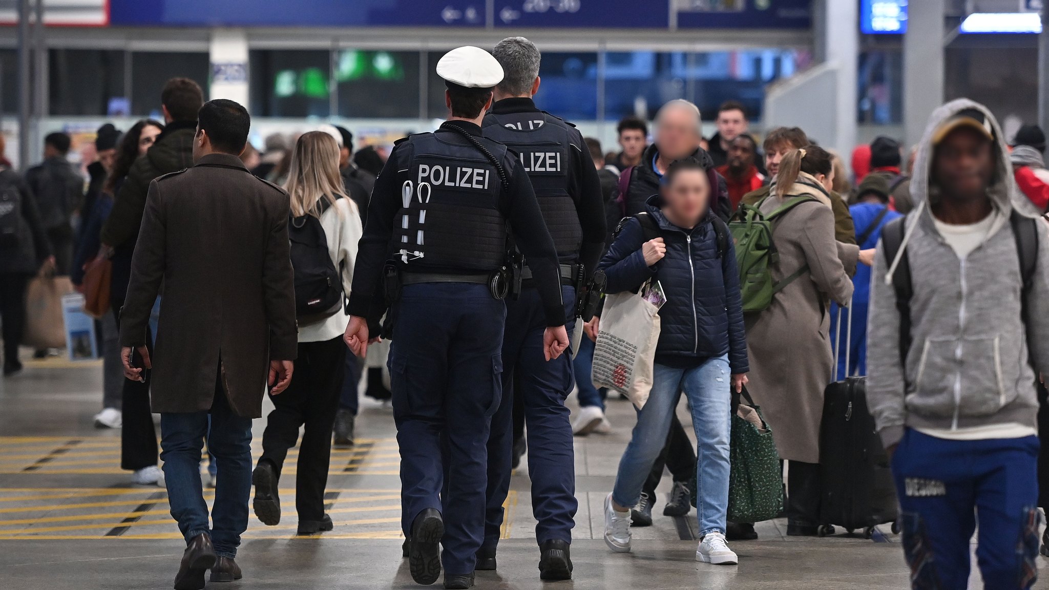 Passanten und Polizisten am Münchner Hauptbahnhof | Bild: picture alliance / SvenSimon | Frank Hoermann / SVEN SIMON Passanten und Polizisten am Münchner Hauptbahnhof