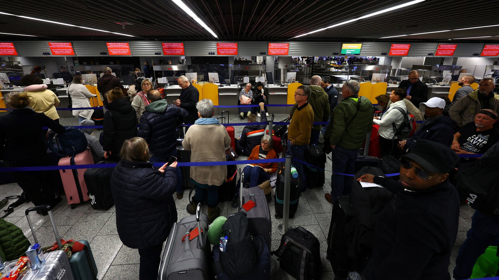 Eine Panne bei Bauarbeiten in Frankfurt hat am Mittwoch zu einem Flugchaos bei der Lufthansa geführt. Tausende Passagiere waren aufgrund des folgenden IT-Ausfalls beim Lufthansa-Konzern von Verspätungen und Flugausfällen betroffen.