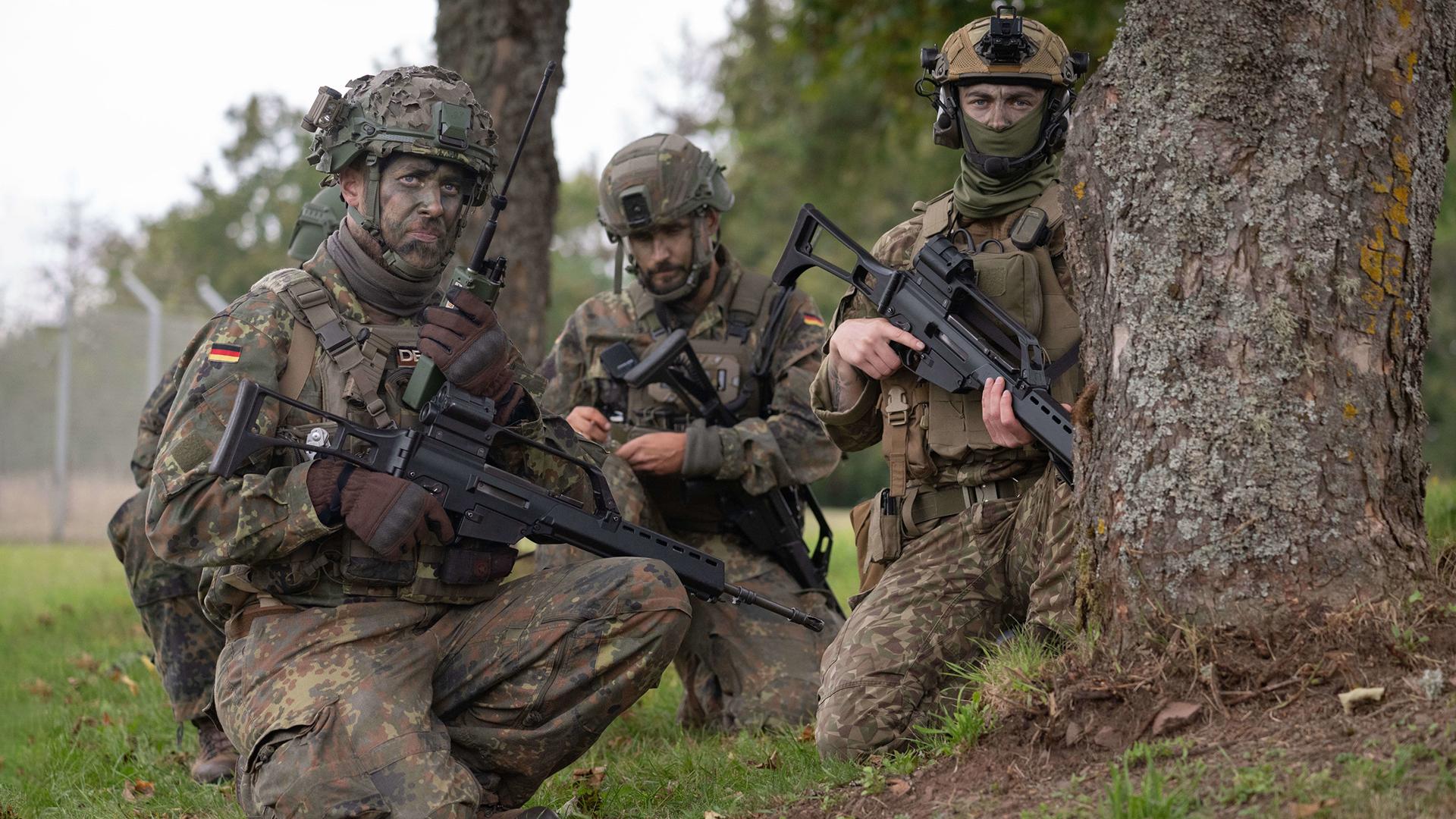 Soldaten im Gelände