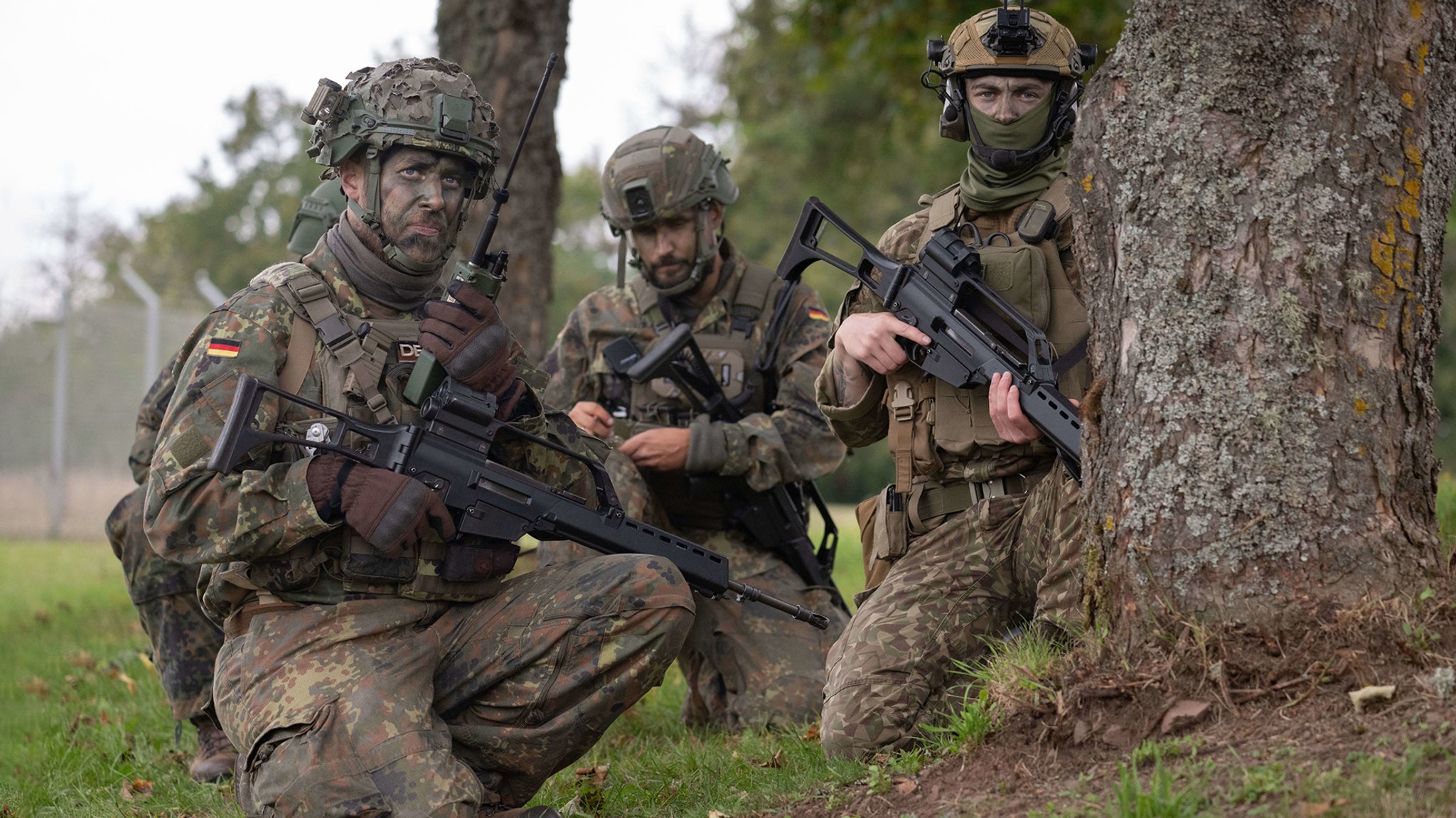 Soldaten im Gelände