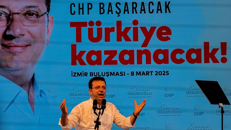 ARCHIV (08.03.2025) Der Oppositionspolitiker Ekrem Imamoglu bei einem Wahlkampfauftritt | Bild: picture alliance / Middle East Images | Berkcan Zengin ARCHIV (08.03.2025) Der Oppositionspolitiker Ekrem Imamoglu bei einem Wahlkampfauftritt