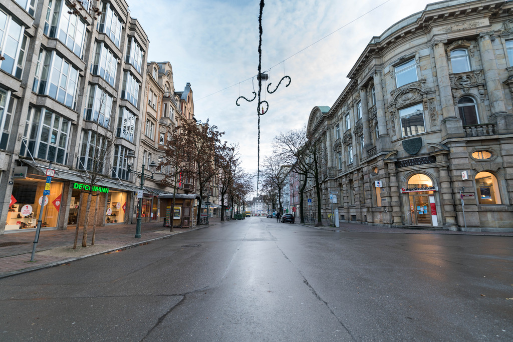 Leere Straße in Augsburg im Winter 2020
