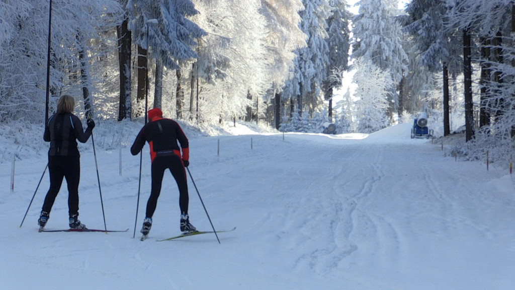 Langläufer im Skigebiet Silberhütte im Oberpfälzer Wald (Bärnau/Lkr. Tirschenreuth)