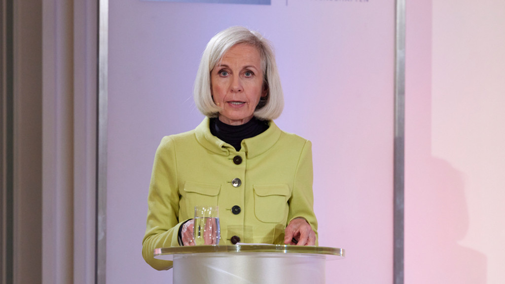 Ursula Münch an einem Rednerpult (Archivbild)