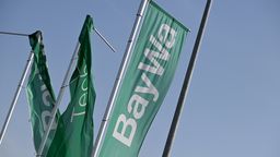 BayWa-Banner vor Konzernzentrale in München | Bild:picture alliance