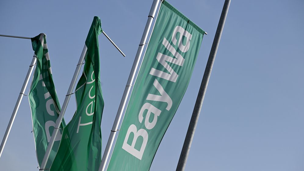 BayWa-Banner vor Konzernzentrale in München | Bild:picture alliance