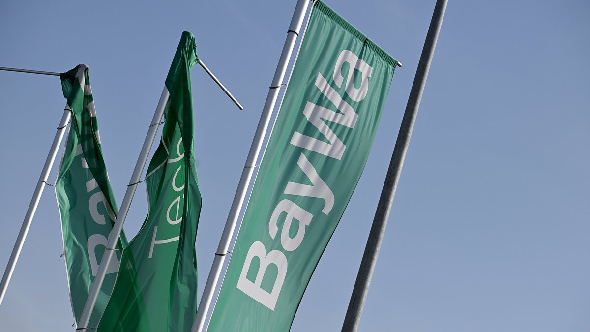 BayWa-Banner vor Konzernzentrale in München